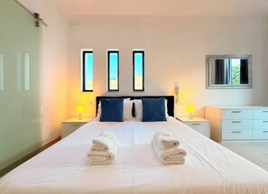 3 slaapkamers, een strijkplank/strijkijzer, gratis wifi, beddengoed