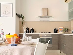 Frigorífico, horno, placa de cocina y cafetera o tetera