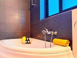 Een douche, een haardroger, handdoeken, zeep