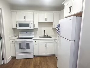 Private kitchen - Relaxing 2-Bedroom Condo with AC, WiFi in Scenic Canyon Lake- Unit 417 (Canyon Lake)