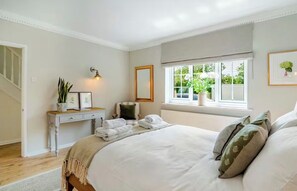 6 bedrooms, WiFi, bed sheets - Dalforth House from the Thaxted Barn Collection (Takeley)