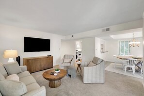 Smart TV - Steps to the beach and Salty Dog! 2 BR/2Bath Bluff Villa with all new furniture! (Hilton Head Island)