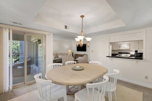 Dining - Steps to the beach and Salty Dog! 2 BR/2Bath Bluff Villa with all new furniture! (Hilton Head Island)