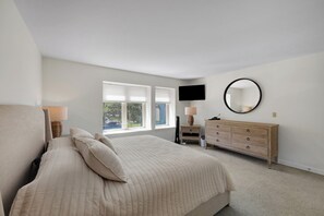 2 bedrooms, WiFi, bed sheets - Steps to the beach and Salty Dog! 2 BR/2Bath Bluff Villa with all new furniture! (Hilton Head Island)