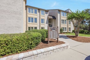 Exterior - Steps to the beach and Salty Dog! 2 BR/2Bath Bluff Villa with all new furniture! (Hilton Head Island)