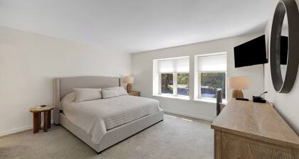 Steps to the beach & Salty Dog! 2 BR/2Bath Bluff Villa with all new furniture!