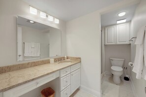 Bathroom - Steps to the beach and Salty Dog! 2 BR/2Bath Bluff Villa with all new furniture! (Hilton Head Island)