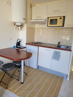 Private kitchen - Vrbo Property (Sète)