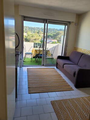 Living area - Vrbo Property (Sète)