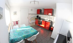 Coffee/tea maker, fridge, microwave, oven - Holiday Home Resterhafe in Dornum (Dornum)