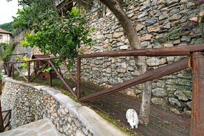 Un muro de piedra con valla de madera y una escalera que baja.