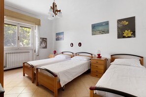 2 slaapkamers, een strijkplank/strijkijzer, beddengoed