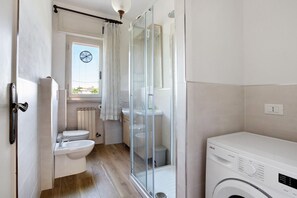 Een douche, een haardroger, handdoeken