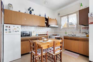 Wasserkocher mit Kaffee-/Teezubehör, Kühlschrank, Mikrowelle, Ofen