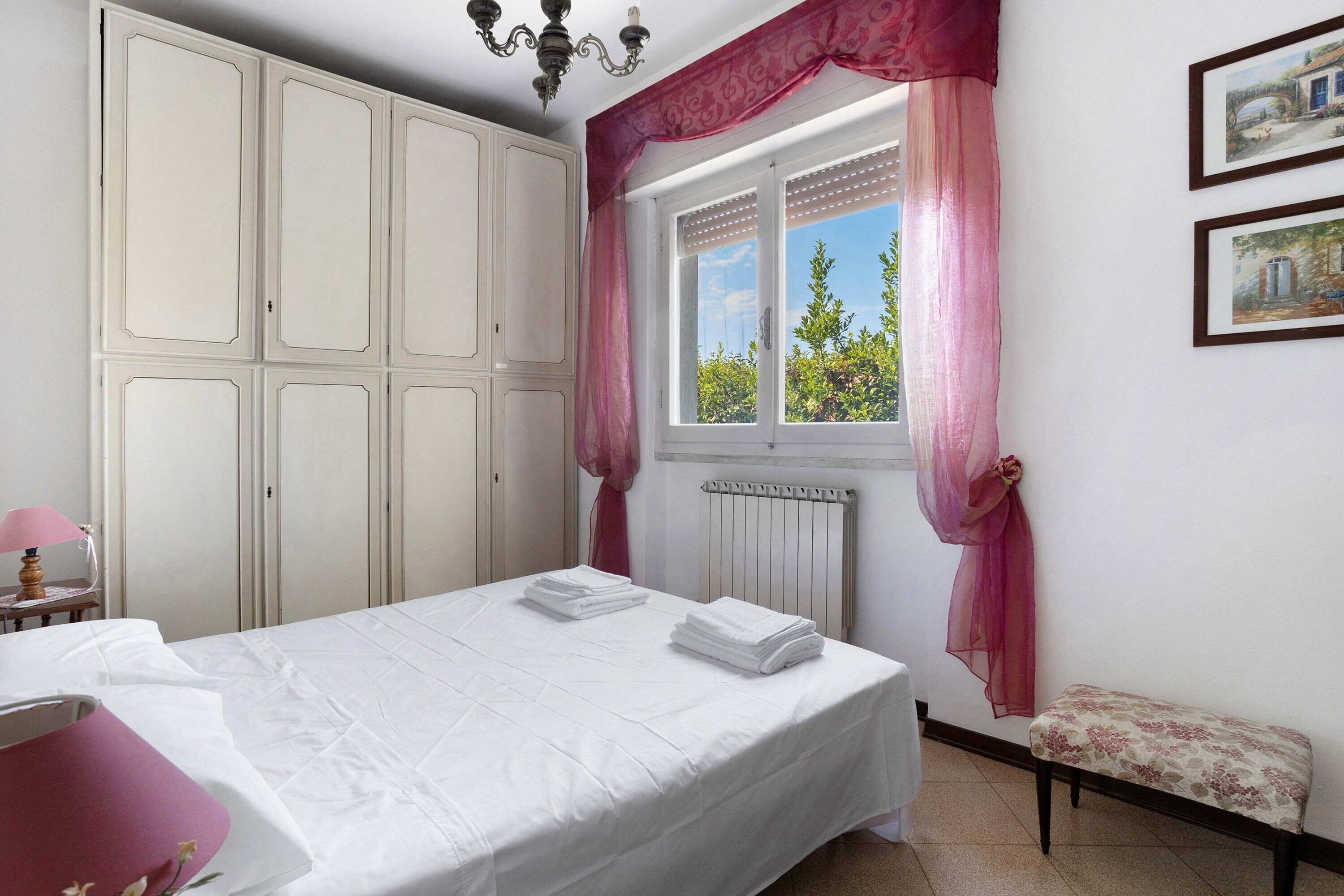 2 bedrooms, iron/ironing board, bed sheets