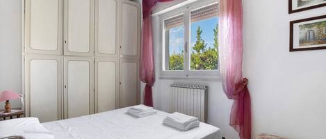 2 bedrooms, iron/ironing board, bed sheets