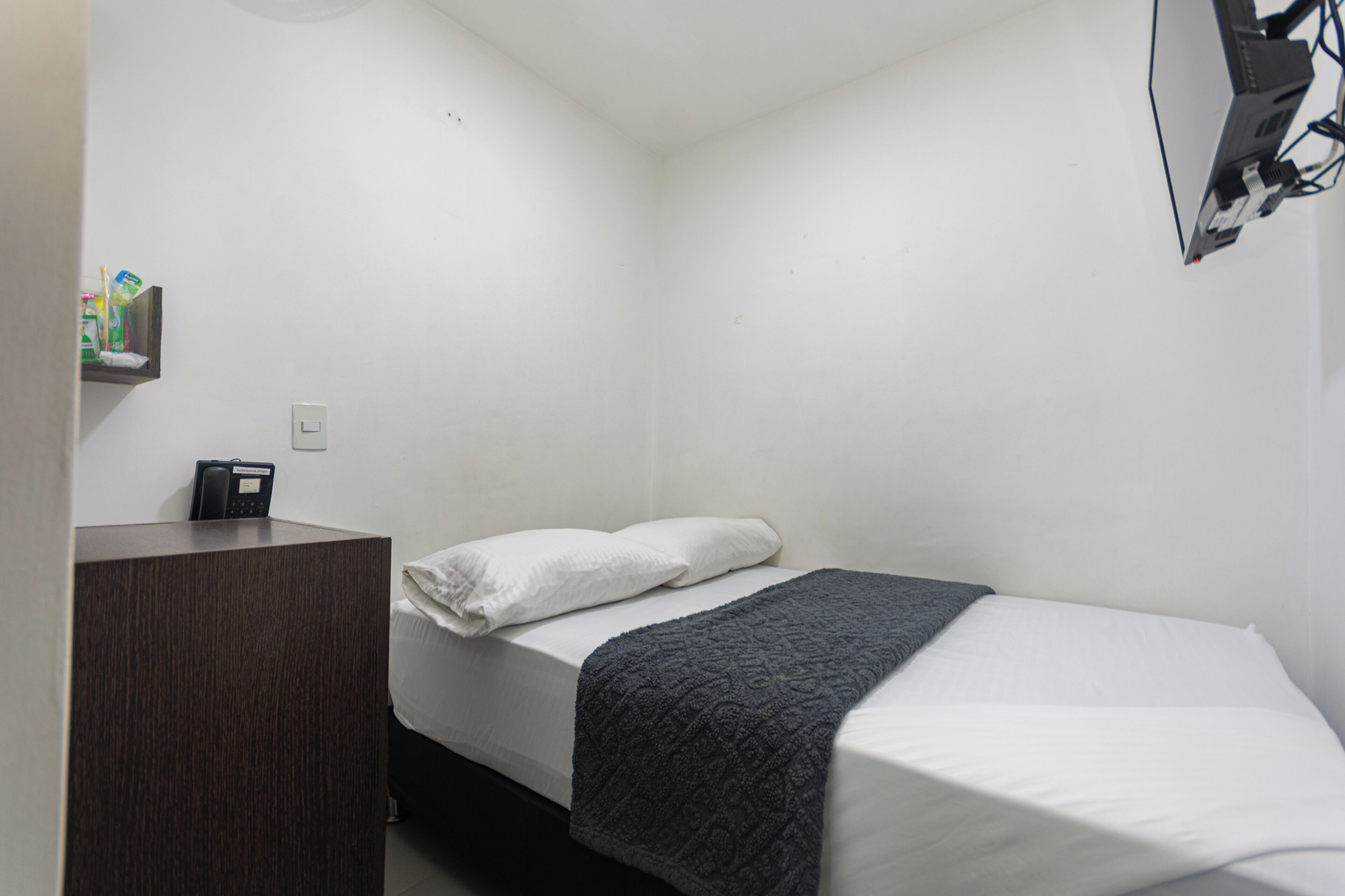 Kamar Double Standar | Minibar dan didekorasi berbeda-beda