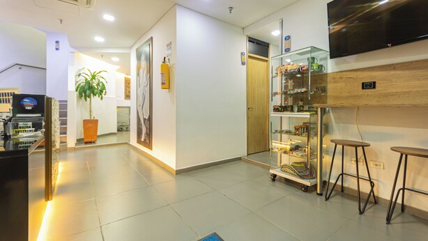 Ein modernes Interieur mit Flachbildfernseher, einer Glasvitrine und einer Holztischplatte.