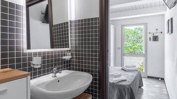 Douche, séchoir à cheveux, serviettes fournies