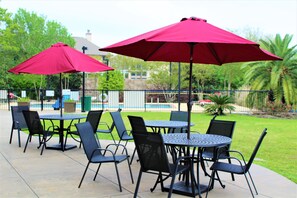 Outdoor dining - King Suite with Full Kitchen | Free Breakfast (Houston)
