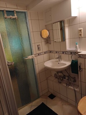 Dusche, Haartrockner, Handtücher, Seife