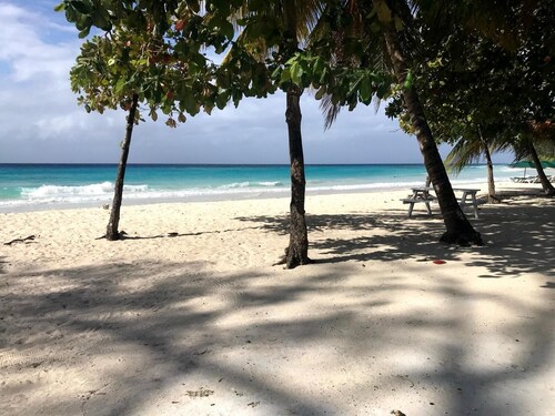 Wonderful 1-bedroom cottage with AC & within walking distance to Rockley Beach