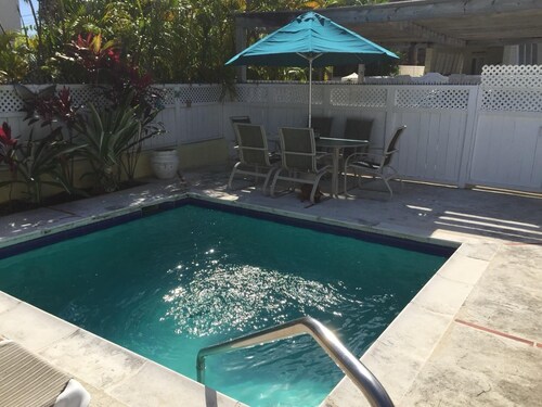 Wonderful 1-bedroom cottage with AC & within walking distance to Rockley Beach