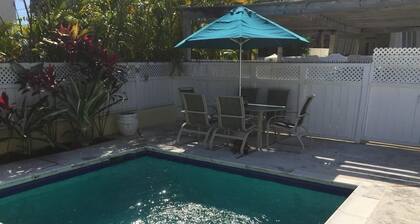 Wonderful 1-bedroom cottage with AC & within walking distance to Rockley Beach