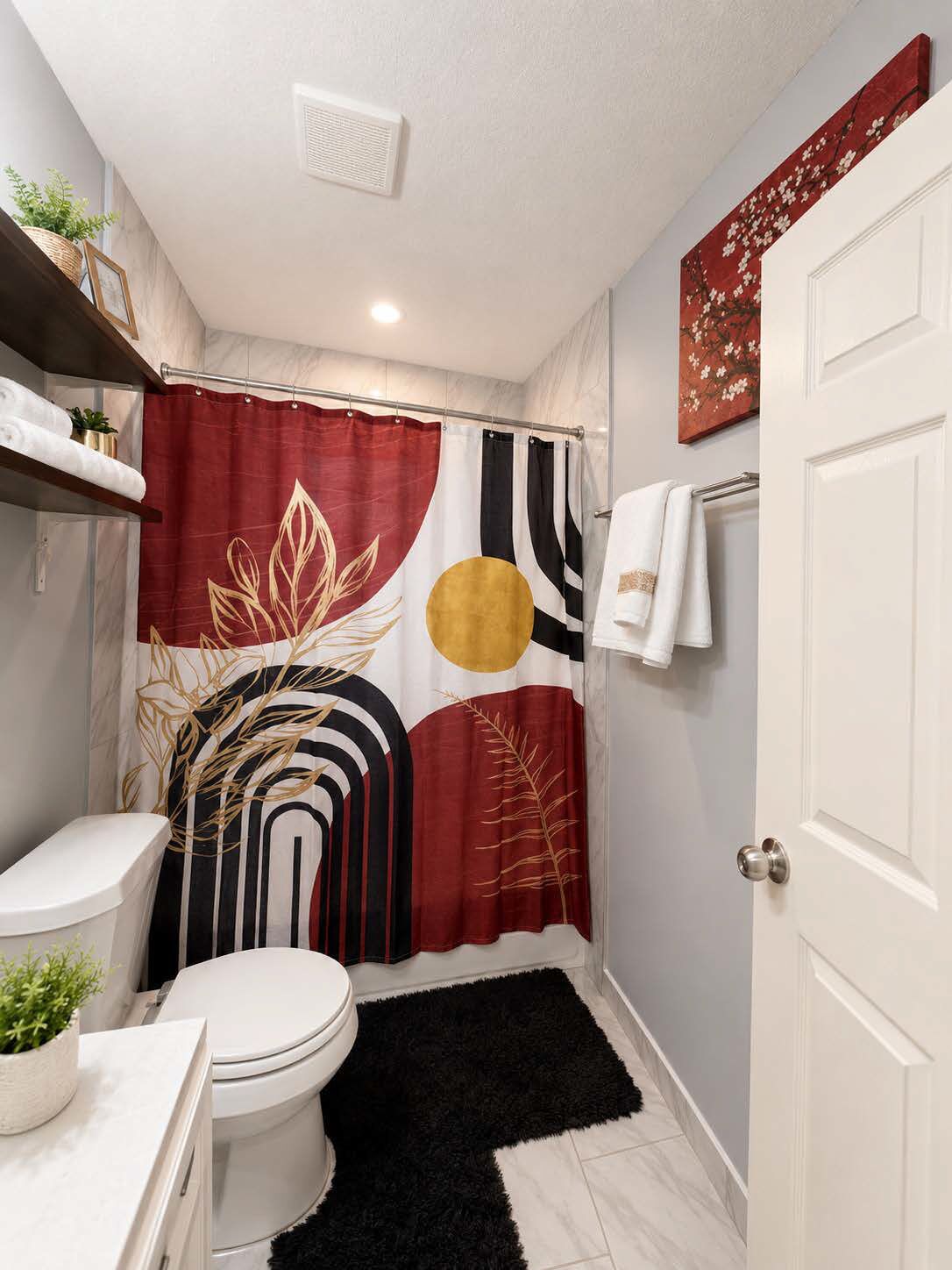 Une salle de bain équipée de toilettes, d’un rideau de douche, d’un porte-serviettes et d’une porte.