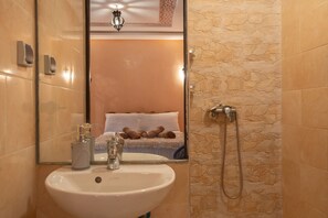 Hair dryer, towels, soap, toilet paper - Riad 3ch Salon, Terrasse avec Jacuzzi ,à Jemaa El Fna (Marrakech)