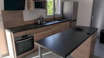 Réfrigérateur, micro-ondes, plaque de cuisson, lave-vaisselle