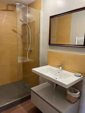Double Room, Ensuite | Bathroom | Shower, hair dryer, towels, soap - Si par hasard (Bellegarde)