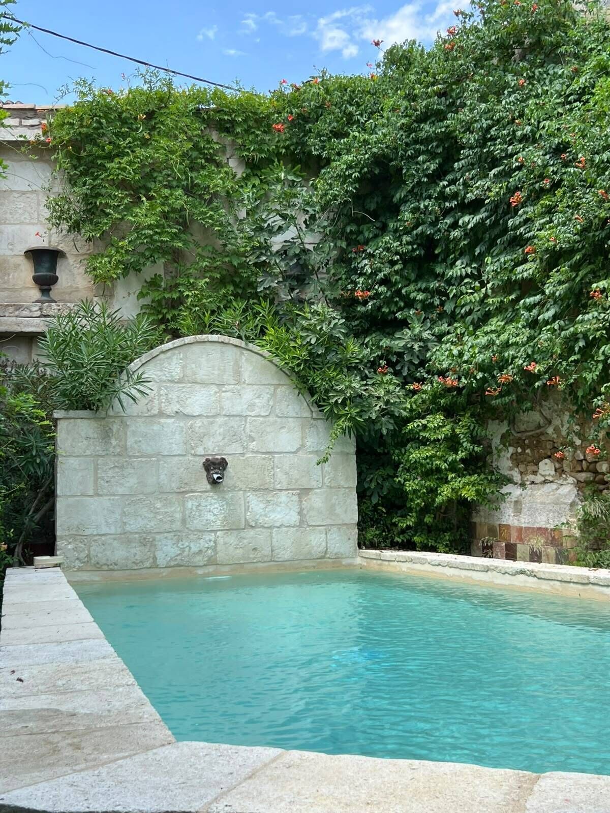 Una piscina al aire libre