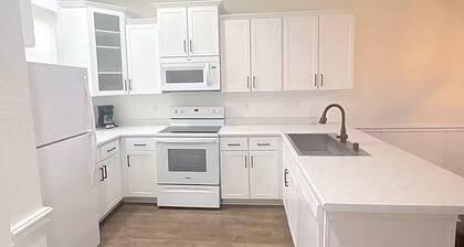 Relaxing 2-Bedroom Condo with AC, WiFi in Scenic Canyon Lake