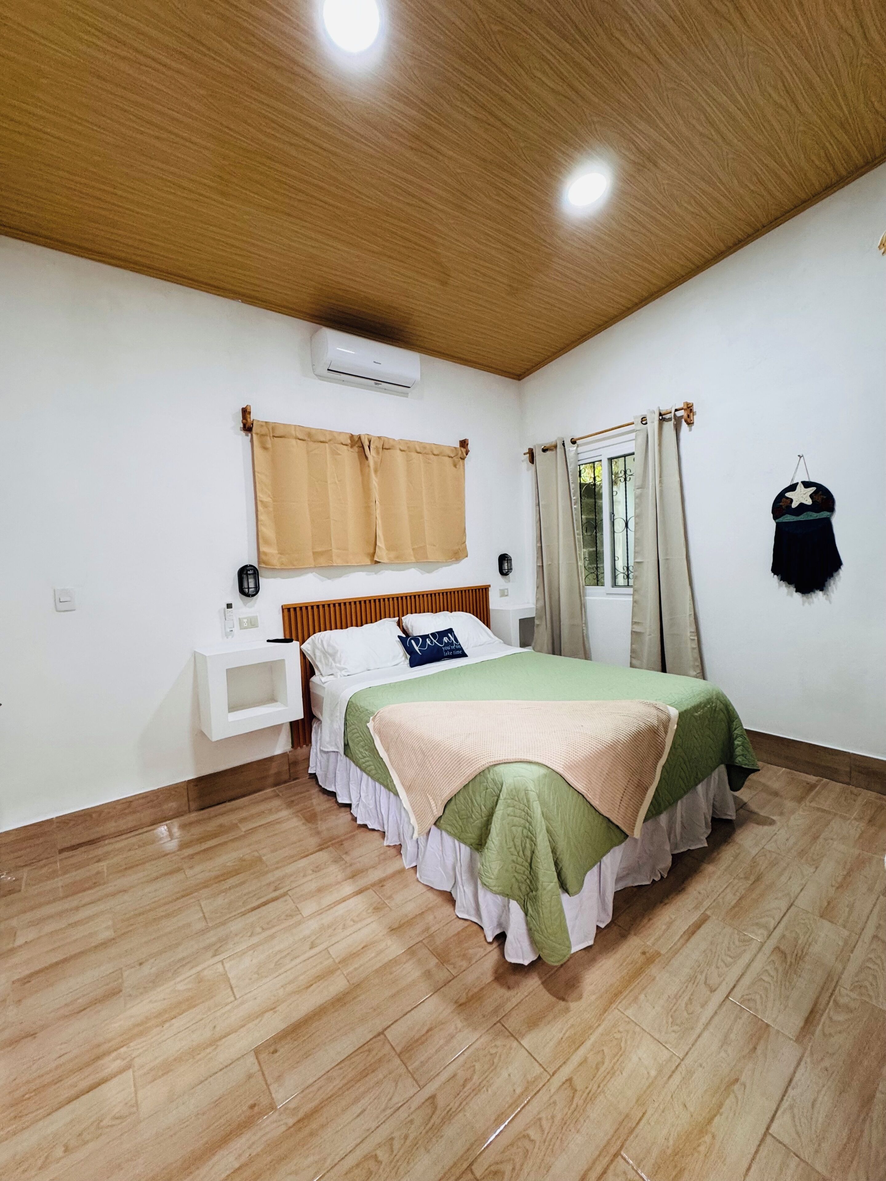 2 habitaciones, tabla de planchar con plancha, wifi y ropa de cama 