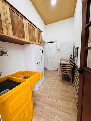 Ein Zimmer mit Holzausstattung, einer gelben Badewanne, weißen Türen und einem gefliesten Boden.