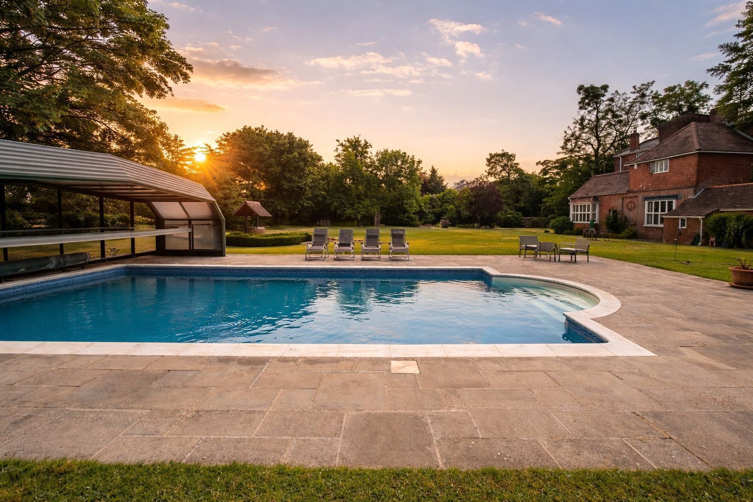 Una piscina al aire libre