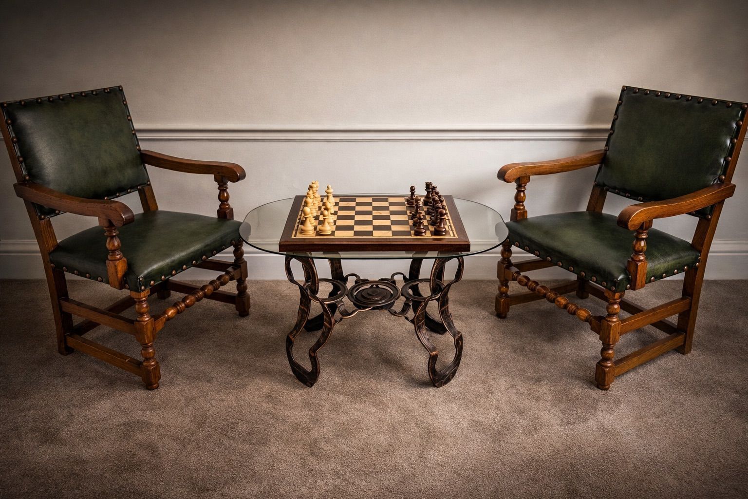 Un tablero de ajedrez sobre una mesa de vidrio, con dos sillas de madera antiguas con tapicería verde.