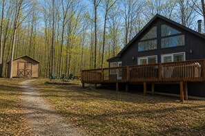 Exterior - Cozy Cabin w/ Hot Tub, Fire Pit & Loft Getaway (Berkeley Springs)