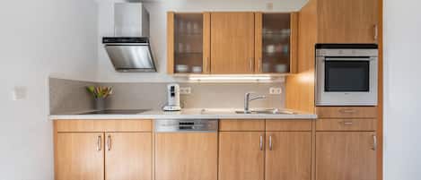Wasserkocher mit Kaffee-/Teezubehör, Kühlschrank, Ofen, Herdplatte