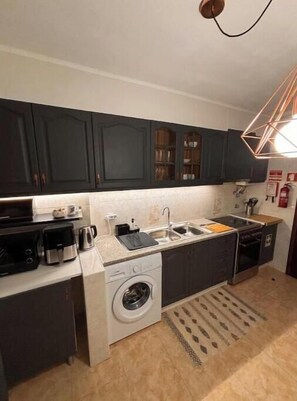 Private kitchen - Apartment for 4, not in the city center, 20 minutes from the beach and the airport (Faro)