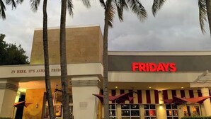 Ein Gebäude mit einem Schild, auf dem 'FRIDAYS' steht, und einem gut sichtbaren Eingang.