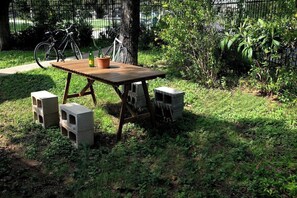 Outdoor dining - Close to Downtown — The Cozy Bungalow (Austin)