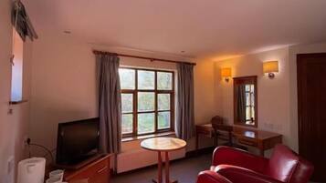 Chambre Double Deluxe, vue jardin | Coin séjour