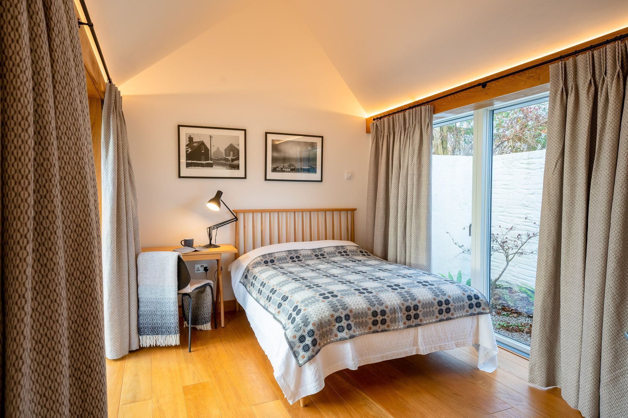 5 bedrooms, iron/ironing board, WiFi, bed sheets