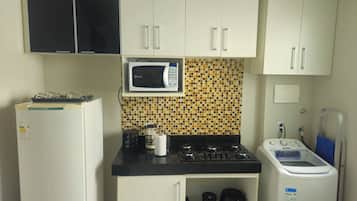 Refrigerador, microondas, parrilla de estufa y cafetera y tetera