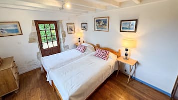 4 bedrooms, iron/ironing board, WiFi, bed sheets