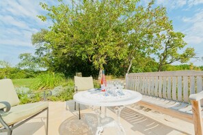 An outdoor patio with a round table, chairs, and a bench. - Maison Tauzia - Four Bedroom Villa, Sleeps 8 (Maignaut-Tauzia)