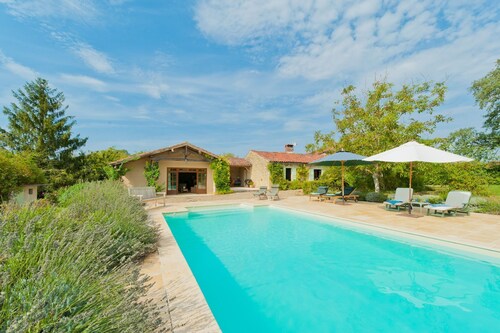 Maison Tauzia - Four Bedroom Villa, Sleeps 8