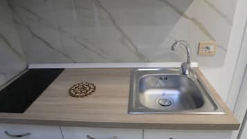 Cafetière/bouilloire, réfrigérateur, plaque de cuisson